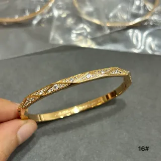 Bracelete dourado geométrico pavé faceta rígido