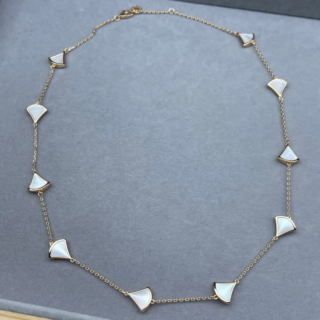 Gold White Chain Fan-Shaped Inlays Necklace 3