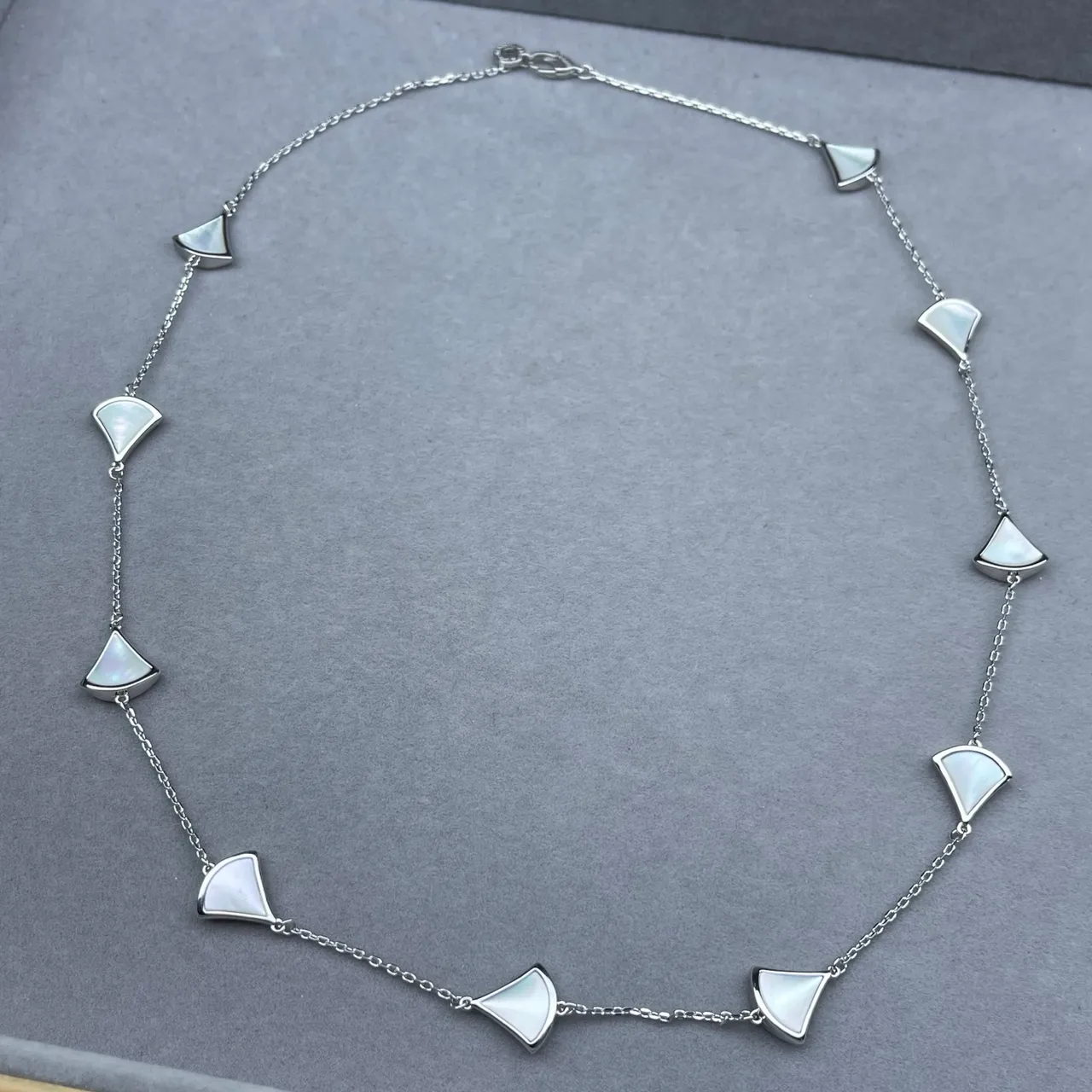 Gold White Chain Fan-Shaped Inlays Necklace 4