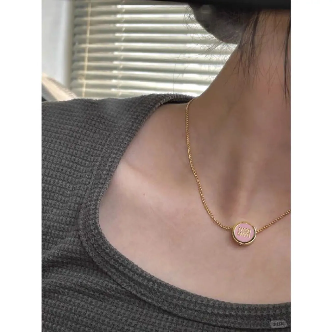 Gold White Curb Chain Circular Pendant Necklace 4