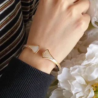 Pulsera de muñeca dorada blanca en forma de abanico abierta