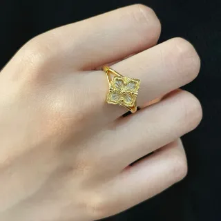 Gold White Filigree Four-Petal Floral Motif Ring