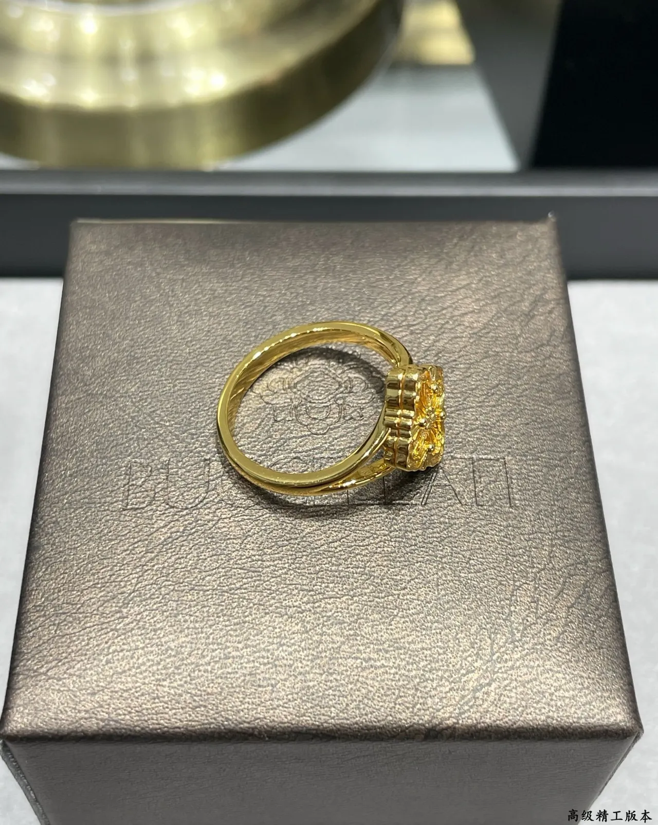 Bague en or blanc avec filigrane motif floral à quatre pétales 3