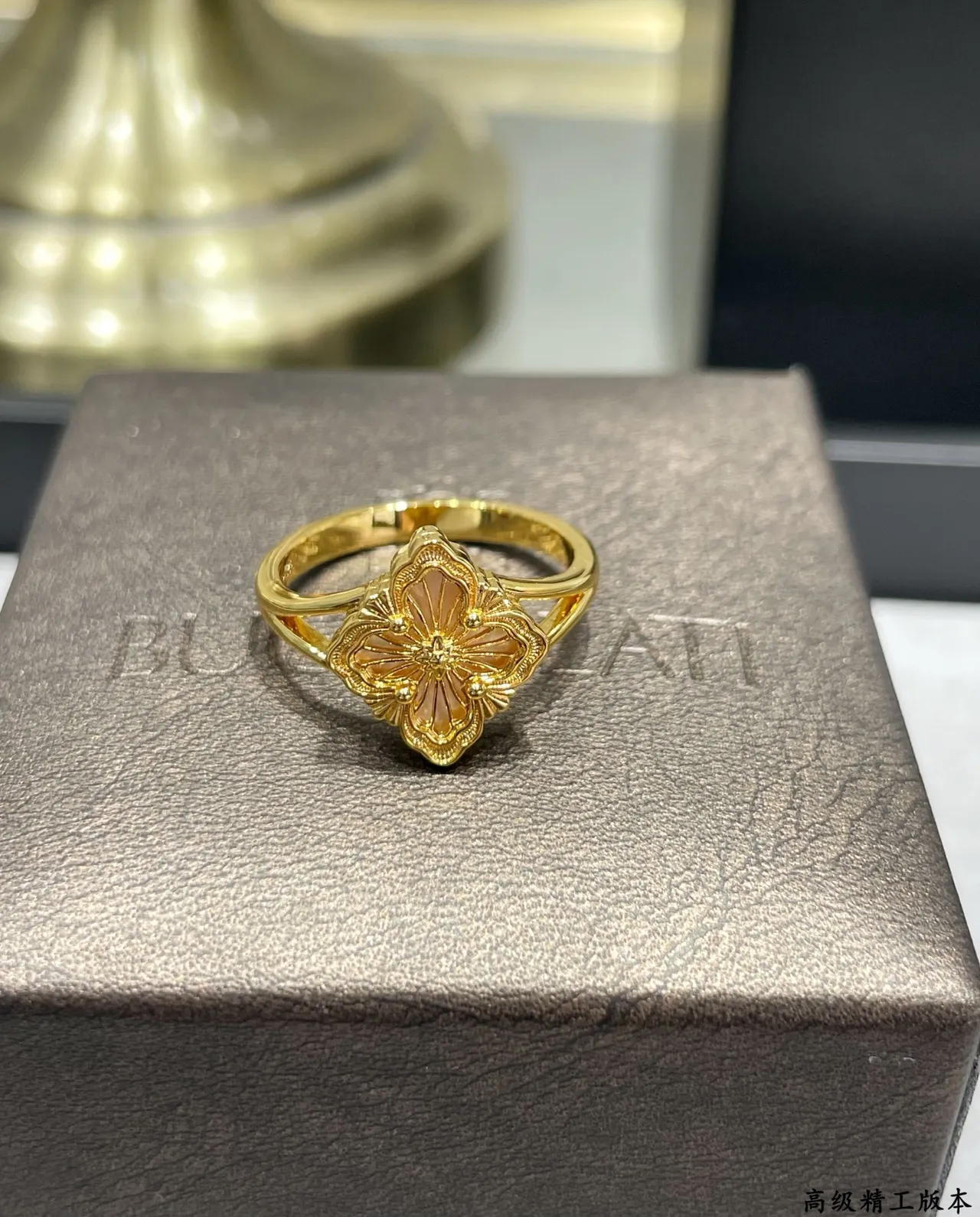 Bague en or blanc avec filigrane motif floral à quatre pétales 4
