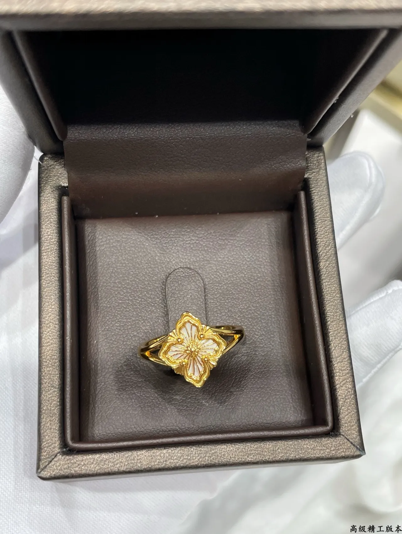 Bague en or blanc avec filigrane motif floral à quatre pétales 5