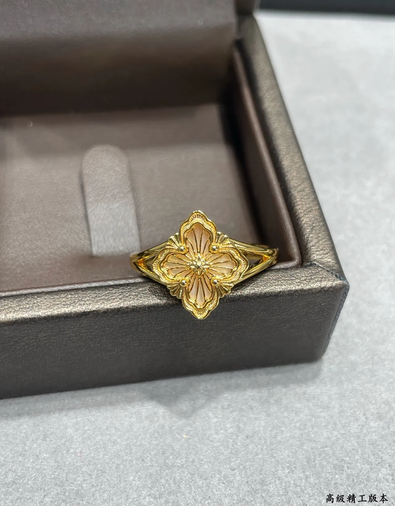 Bague en or blanc avec filigrane motif floral à quatre pétales 6