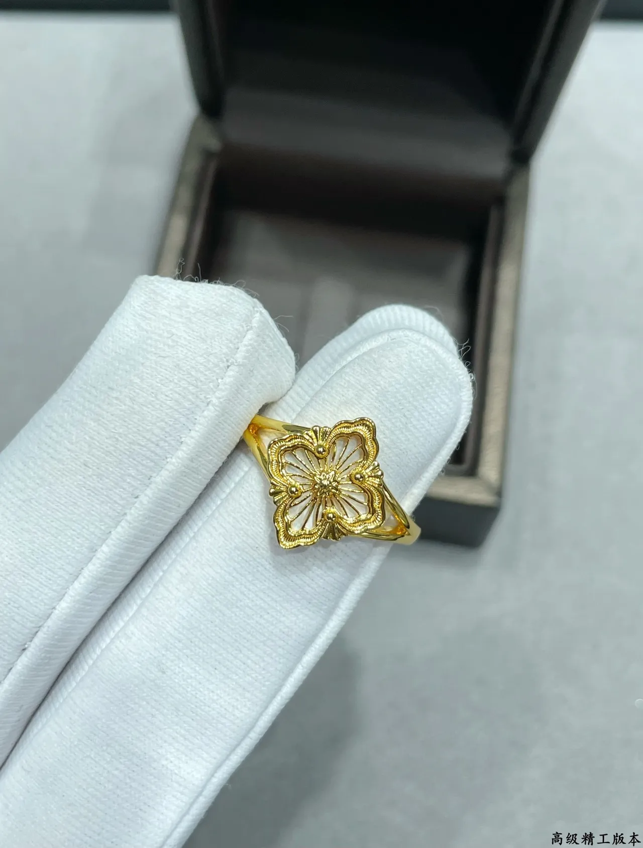 Bague en or blanc avec filigrane motif floral à quatre pétales 8