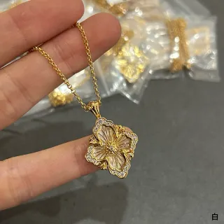 Collier de métal avec pendentif floral doré et blanc