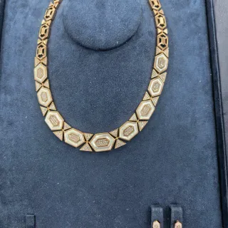 Collier d'or blanc avec liens hexagonales géométriques Pavé-Set pierres