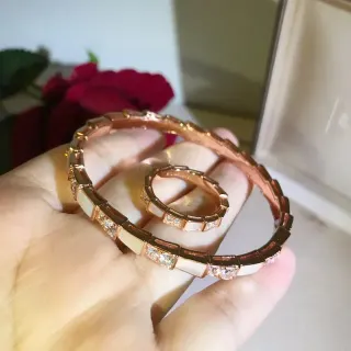 سوار ذهبي أبيض ربط هندسي وردي