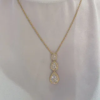 Collier pendentif goutte de trois niveaux en or blanc avec pierres pavé-set