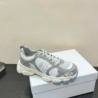 Zapatilla gris y blanca con malla y overlay chunky