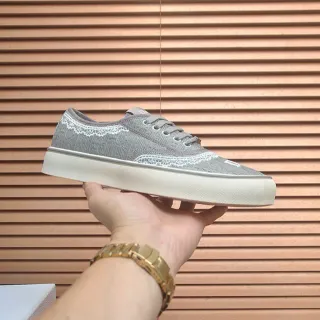 Tênis cinza branco com upper texturizado de tecido, borda de renda bordada no estilo
