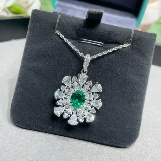 Collar con colgante floral cluster en plata y verde con centro de esmeralda ovalada