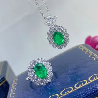 Collier en argent vert avec gemme ovale en halo