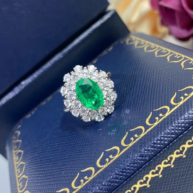 Green Silver Oval-Cut Gemstone Halo Setting Necklace 5