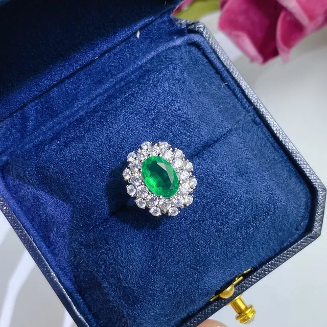 Green Silver Oval-Cut Gemstone Halo Setting Necklace 7