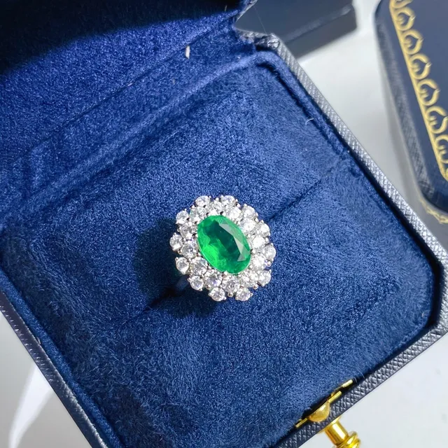 Green Silver Oval-Cut Gemstone Halo Setting Necklace 9