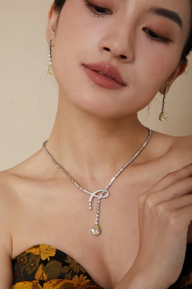 Green Silver Pear-Shaped Gemstone Diamond-Pavé Knot Motif Necklace 2
