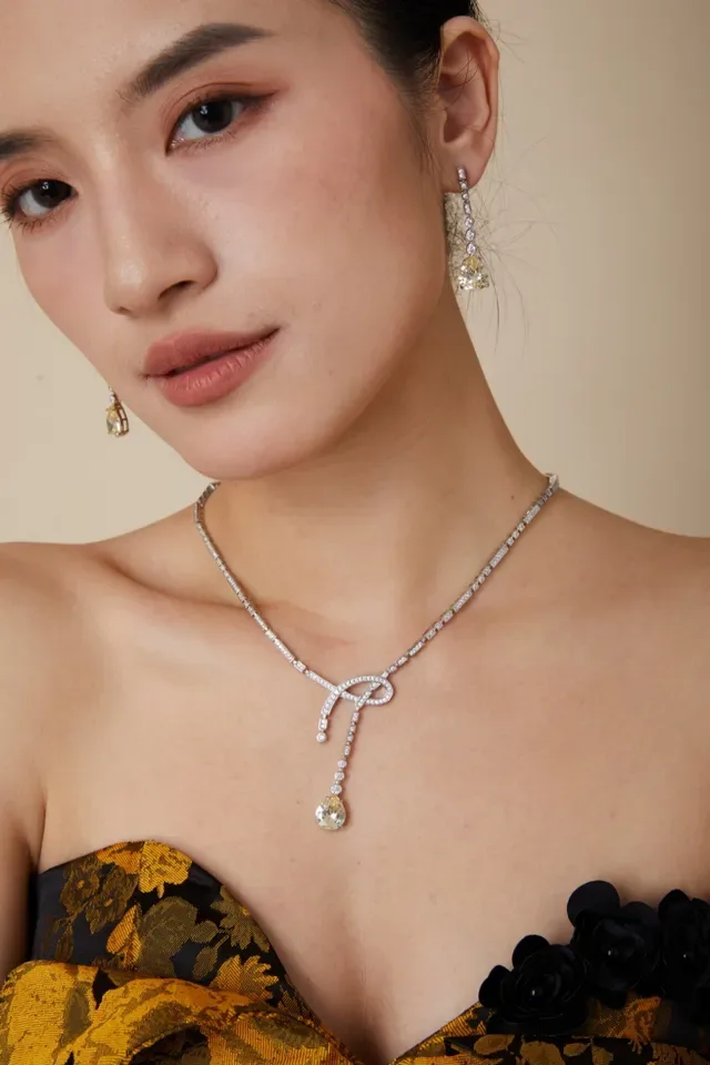 Green Silver Pear-Shaped Gemstone Diamond-Pavé Knot Motif Necklace 6
