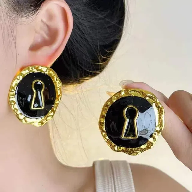Broches de esmalte preto com motivo de chave em tom dourado martelado 2