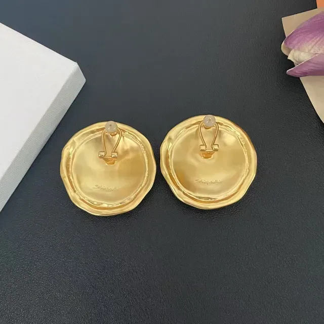 Broches de esmalte preto com motivo de chave em tom dourado martelado 4