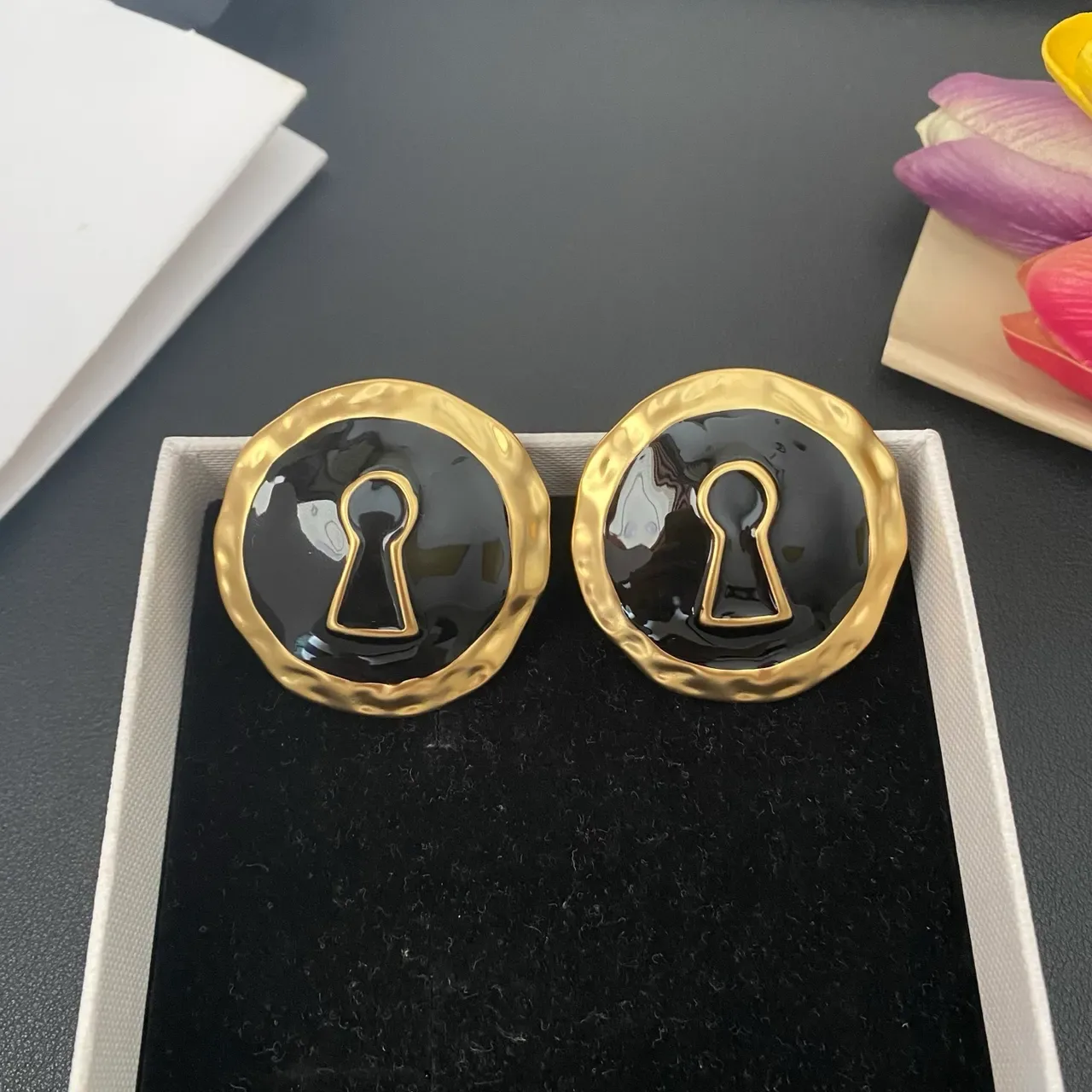 Broches de esmalte preto com motivo de chave em tom dourado martelado 7