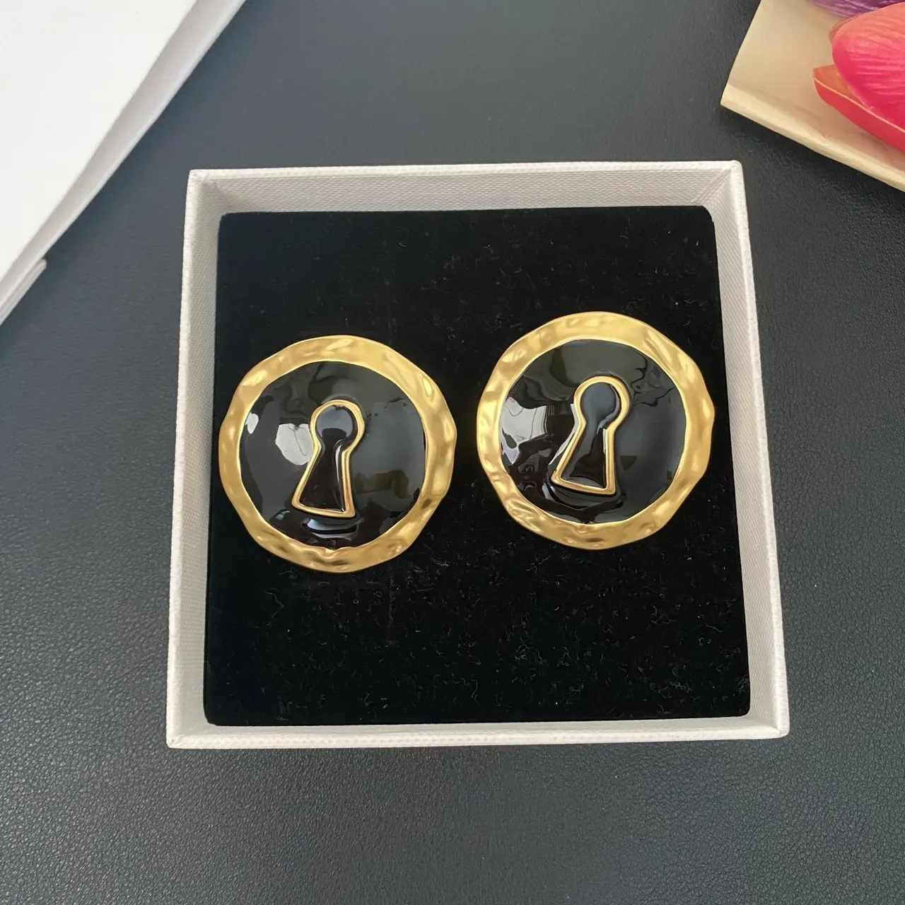 Broches de esmalte preto com motivo de chave em tom dourado martelado 8