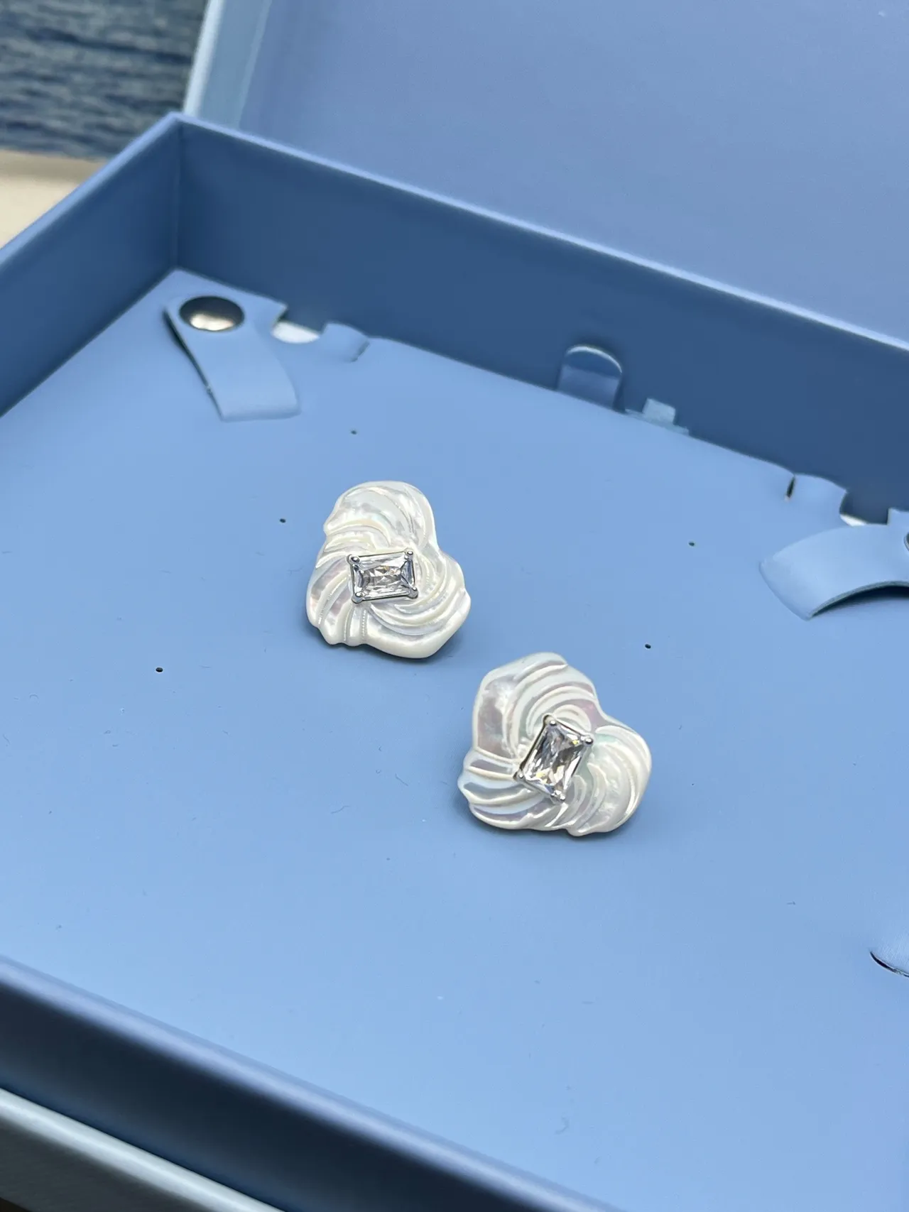 HEFANG White Silver Sculpted Shell Swirl Iridescent Earrings 7