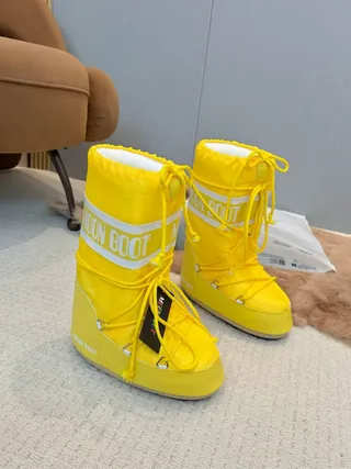 Moon Boot Classic Yellow Insulated Snow Boots 9