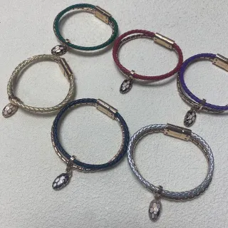 Pulsera trenzada con banda de cuero sintético y cierre magnético multicolor