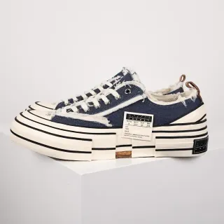 Tenis Navy Beige com borda desgastada sem acabamento, canvas em camadas com listras, sola de borracha