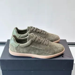 Tênis de camurça verde oliva low top com cadarço