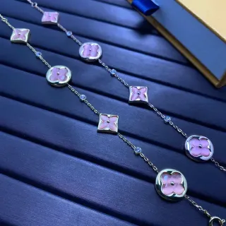 Collar con encanto floral de esmalte rosa con quatrefoil