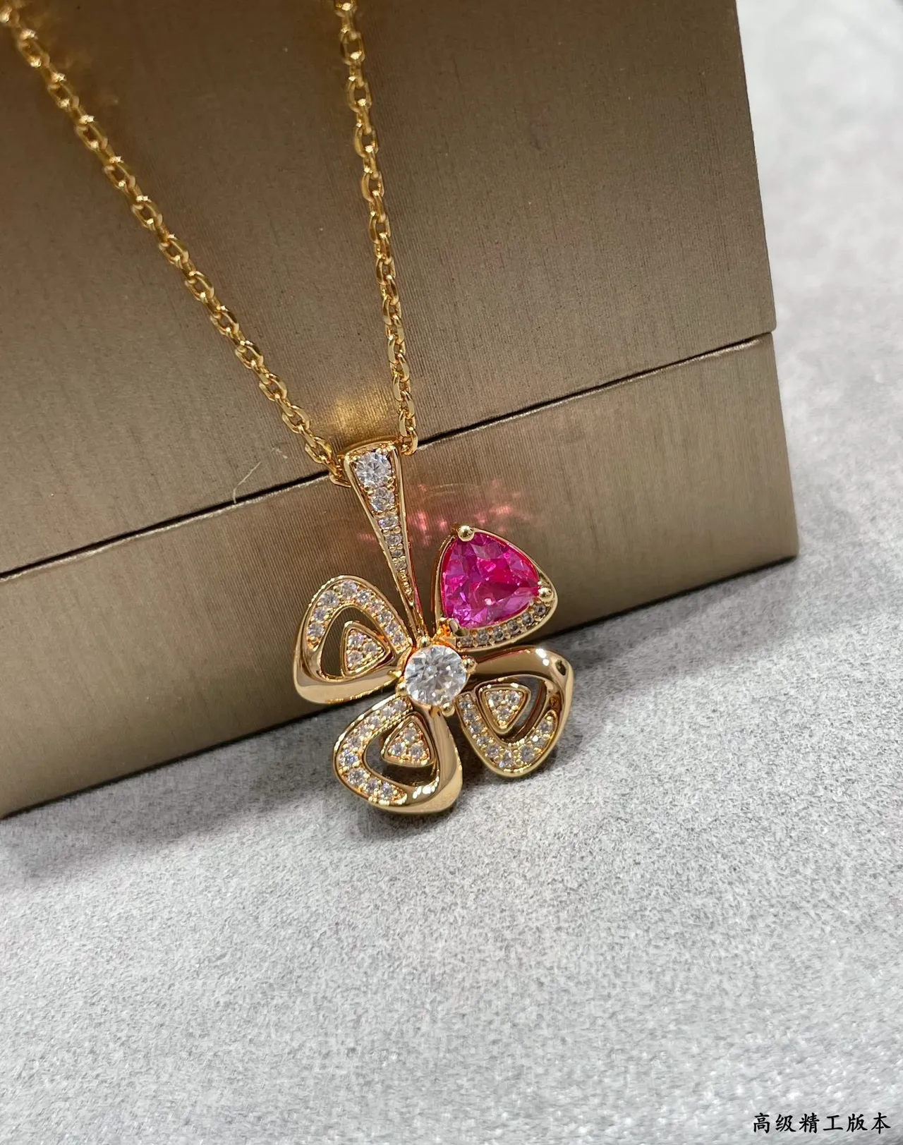 Pink Gold Clover-Shaped Pendant Rose Setting Necklace 4