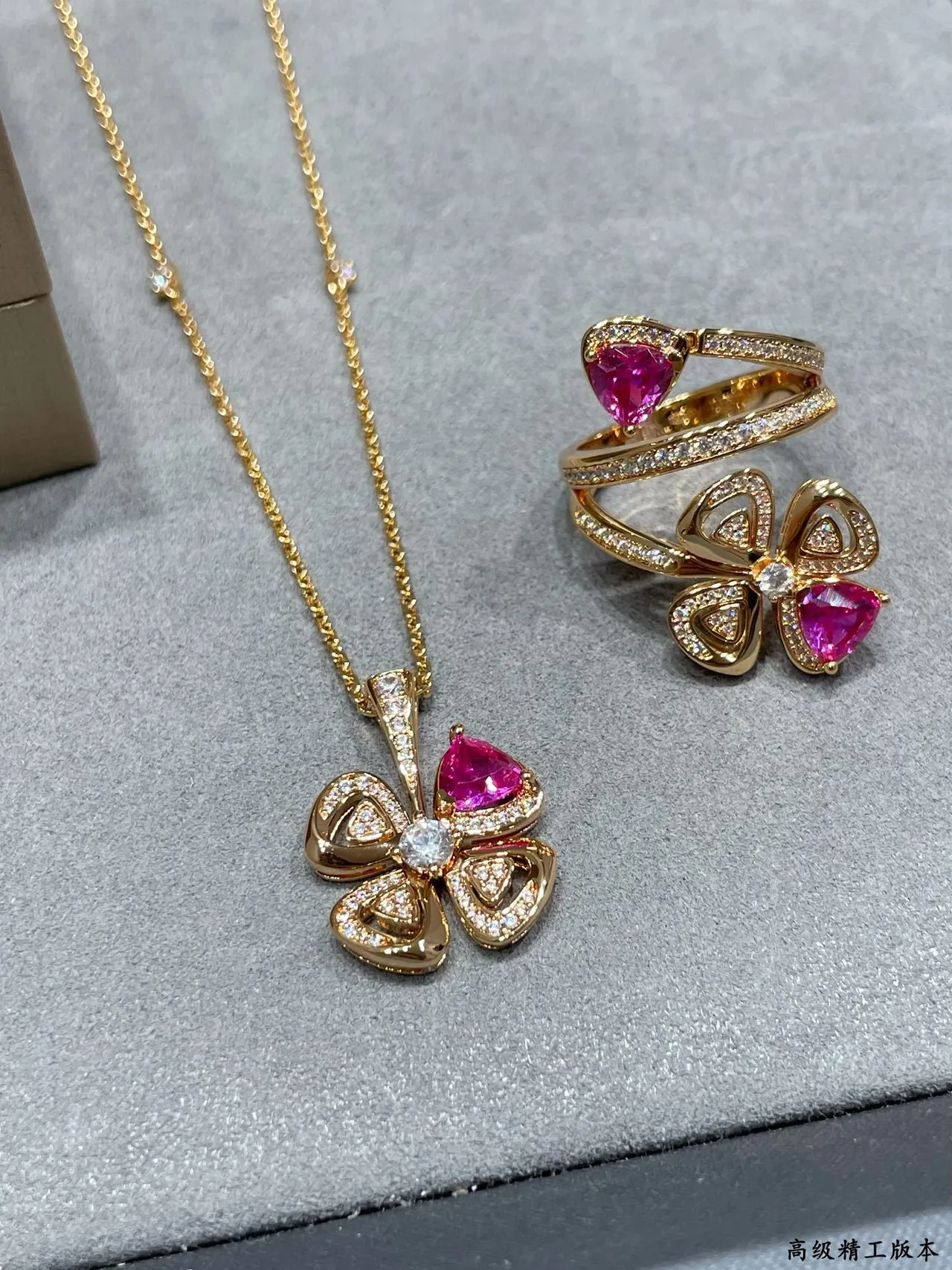 Pink Gold Clover-Shaped Pendant Rose Setting Necklace 5