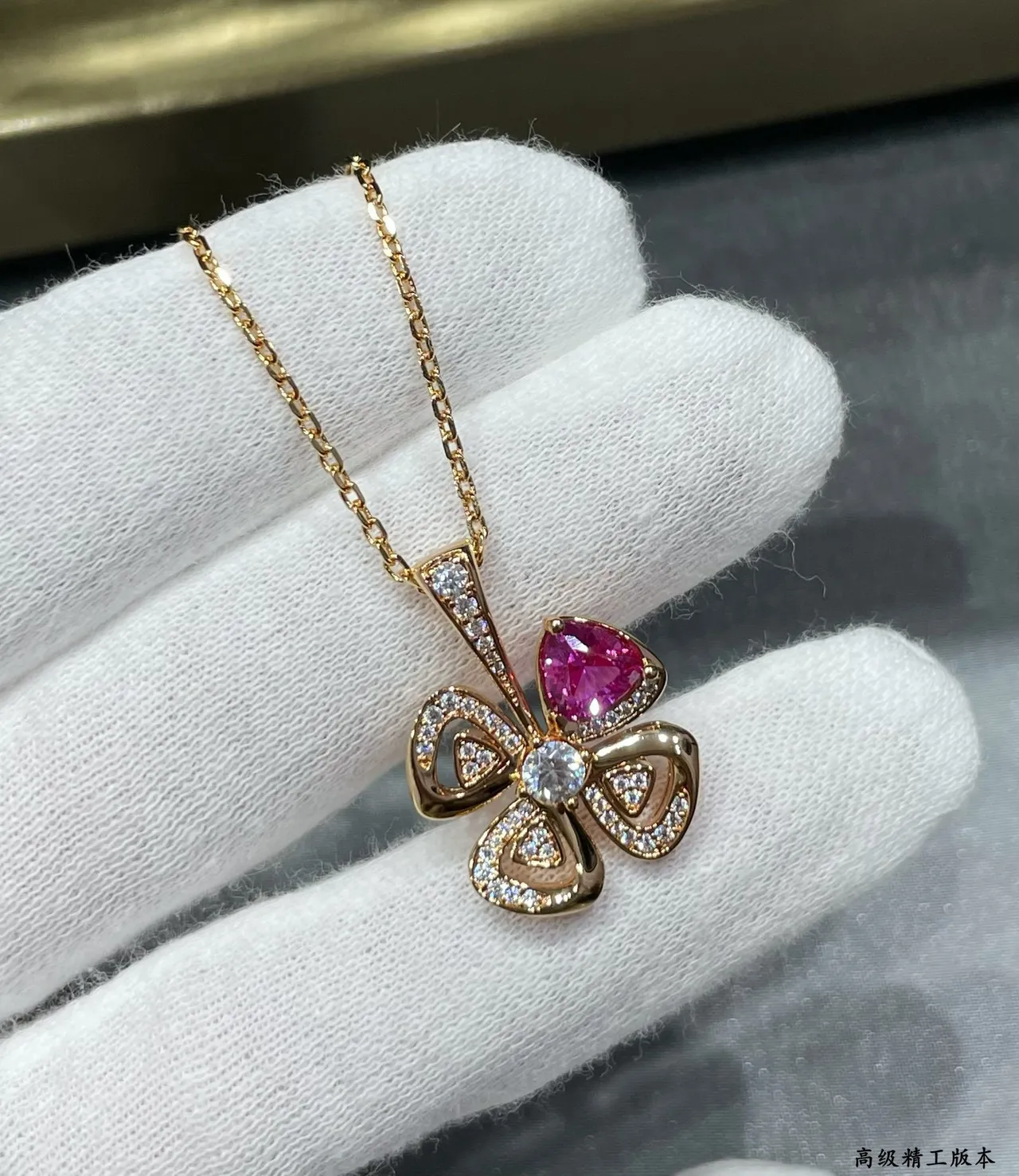 Pink Gold Clover-Shaped Pendant Rose Setting Necklace 6