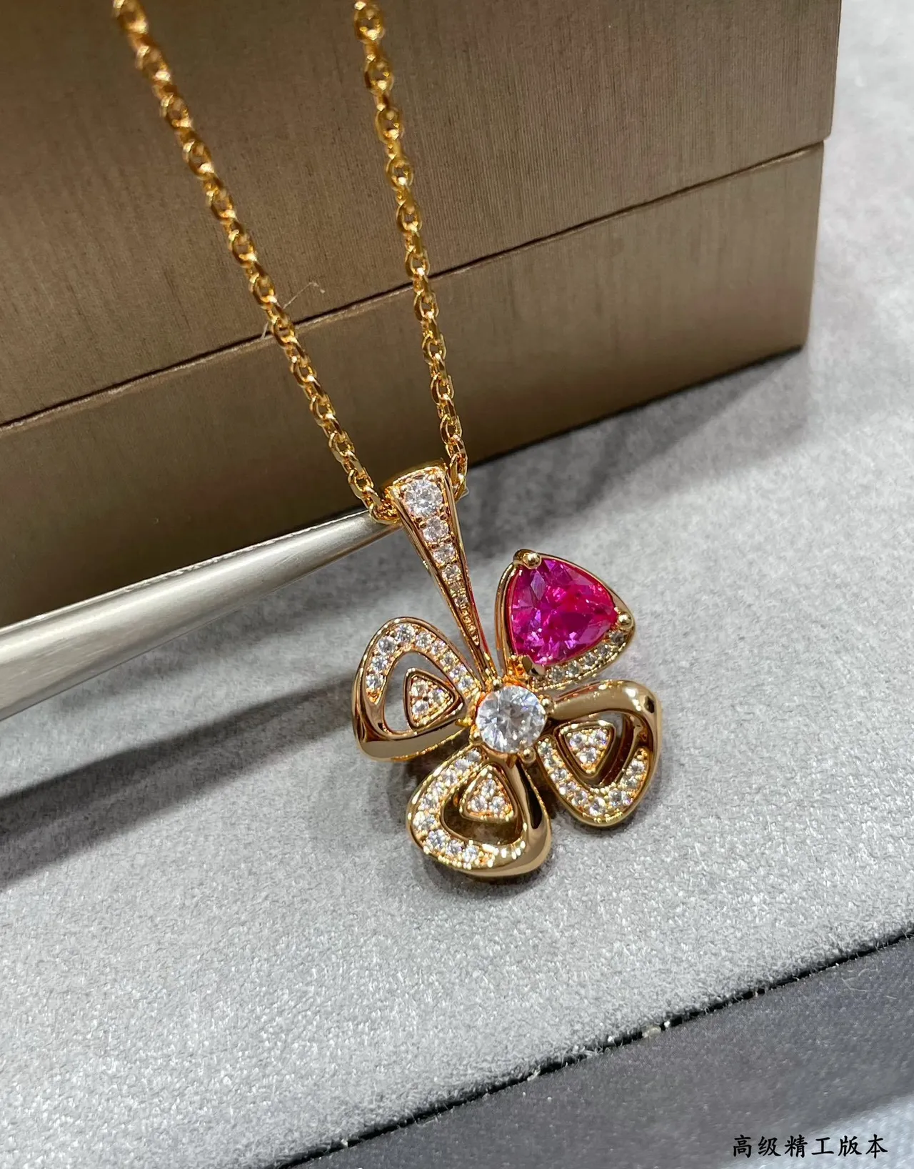 Pink Gold Clover-Shaped Pendant Rose Setting Necklace 7