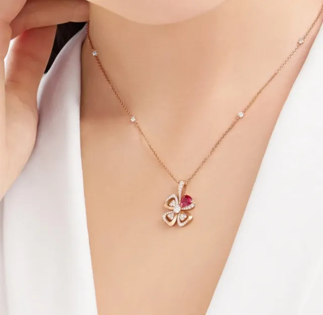 Pink Gold Clover-Shaped Pendant Rose Setting Necklace 8
