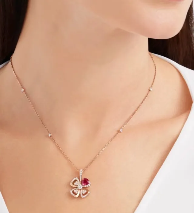 Pink Gold Clover-Shaped Pendant Rose Setting Necklace 9
