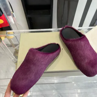 Zapatillas moradas de peluche para ponerse