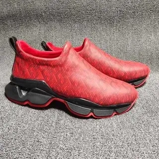 Zapatillas chunky rojo y negro con patrón embossado slip-on