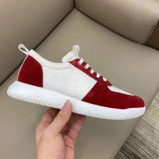 Zapatilla lifestyle con panel de malla y gamuza en rojo y blanco