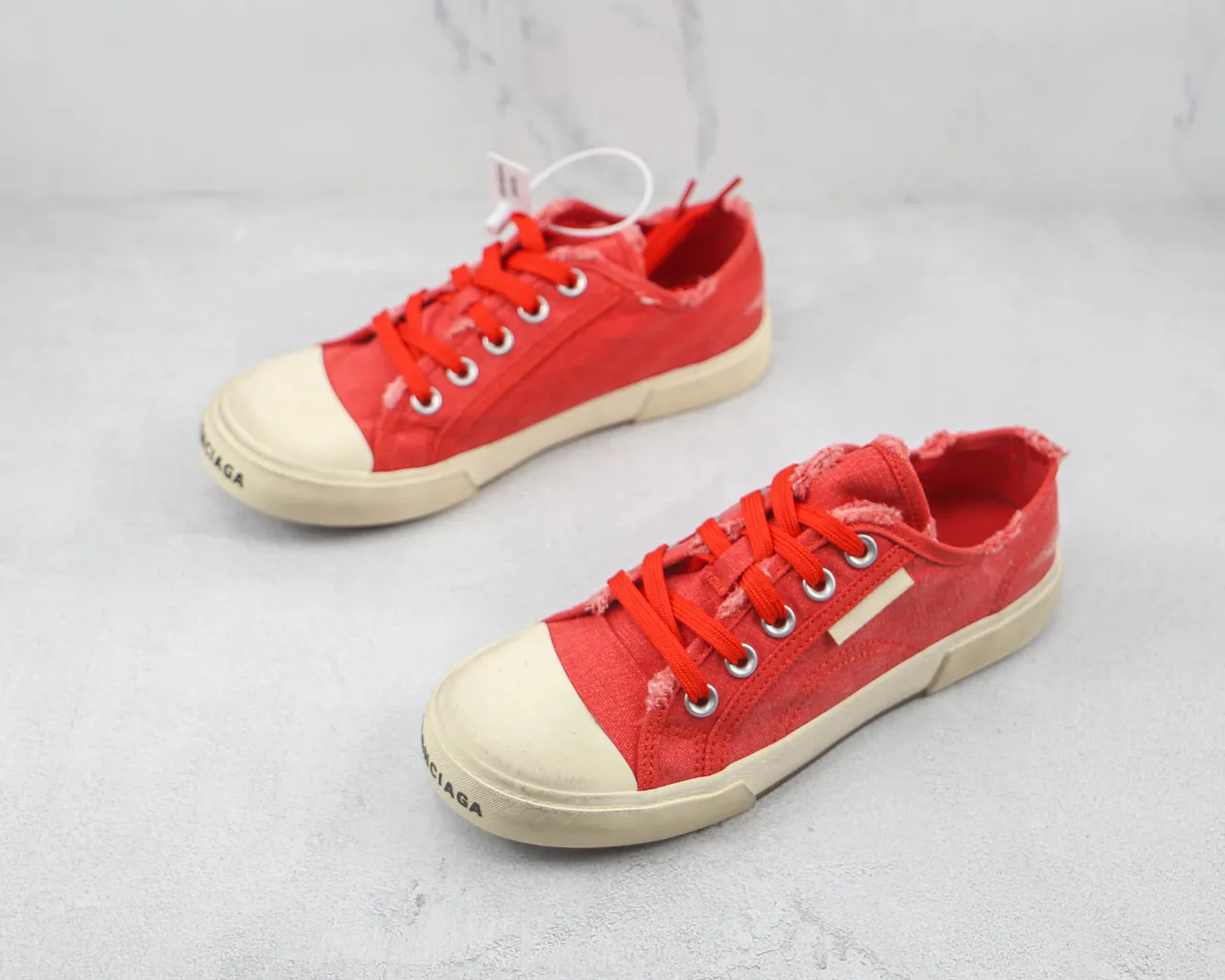 Sapatos de lona vermelho bege low-top com colar desfiado 4