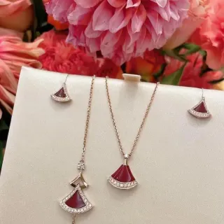 Collier en or rouge avec motif en forme d'éventail et accents de diamants pavé