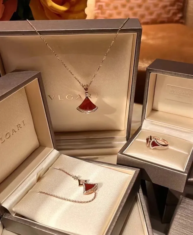 Red Gold Fan-Shaped Motif Pavé Diamond Accents Necklace 3