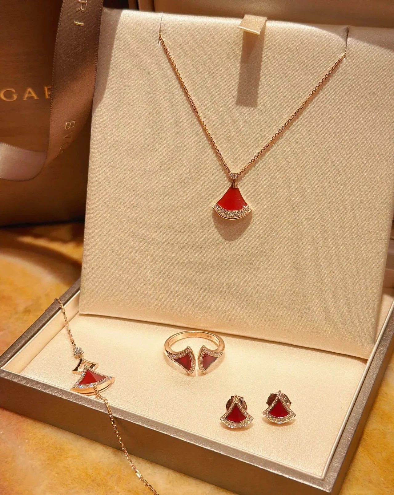 Red Gold Fan-Shaped Motif Pavé Diamond Accents Necklace 7