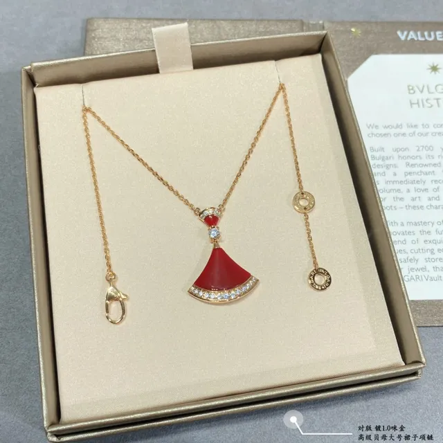 Red Gold Fan-Shaped Pendant Pavé-Set Stone Border Necklace 4