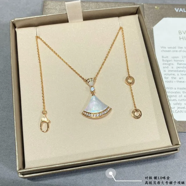 Red Gold Fan-Shaped Pendant Pavé-Set Stone Border Necklace 5