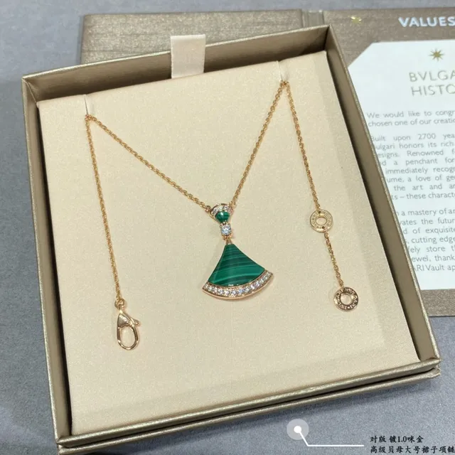 Red Gold Fan-Shaped Pendant Pavé-Set Stone Border Necklace 6